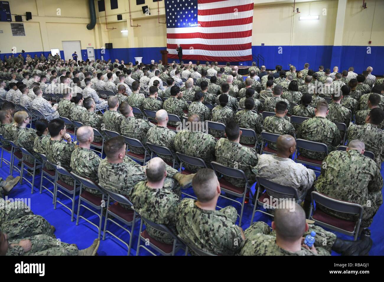 MANAMA, Bahrain (31. 19, 2018) der Sekretär der Marine Richard V. Spencer liefert Erläuterungen während alles - Hände Anruf mit Matrosen und Marines auf Naval Support Activity Bahrain. Die USA 5 Flotte Bereich Operations umfasst fast 2,5 Millionen Quadratkilometer Wasserfläche und beinhaltet den Persischen Golf, den Golf von Oman, das Rote Meer und Teile des Indischen Ozeans. Die Region besteht aus 20 Ländern und umfasst drei wichtige Punkte, die an der Straße von Hormuz, den Suezkanal und die Meerenge von Bab al-Mandeb an der südlichen Spitze von Jemen ersticken. Stockfoto