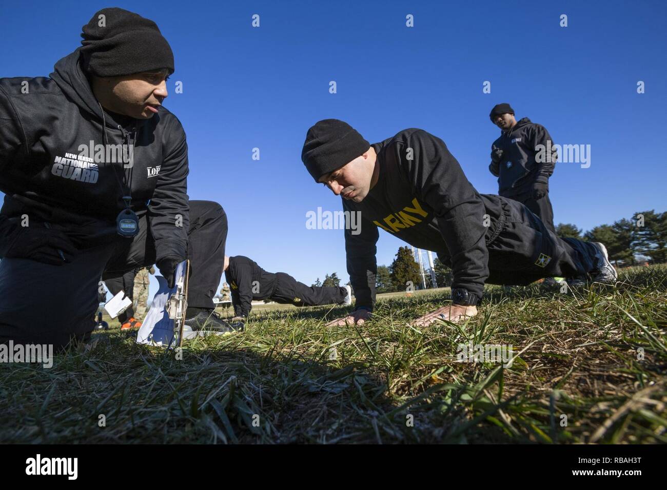 U.S. Army Staff Sgt. Victor M. Lopez, Links, ein Ausbilder mit Schweiß der New Jersey Army National Guard (Soldat Wellness Bildung und Ausbildung) Programm, Sgt beobachtet. 1. Klasse Danny Gonzalez, Recruiting und Retention Befehl, führen Sie die Hand release pushup während der Armee bekämpfen Fitness Test (ACFT) am Joint Base Mc Guire-Dix - Lakehurst, New Jersey, Dez. 19, 2018. Die New-jersey Soldaten ausgebildet für ihre Zertifizierung auf Stufe 2, die es Ihnen ermöglichen wird, wie die noncommissioned Officer verantwortlich für die Test- und Besoldungsgruppe Soldaten geprüft wird, zu dienen. Die ACFT besteht aus sechs Veranstaltungen: Stärke d Stockfoto