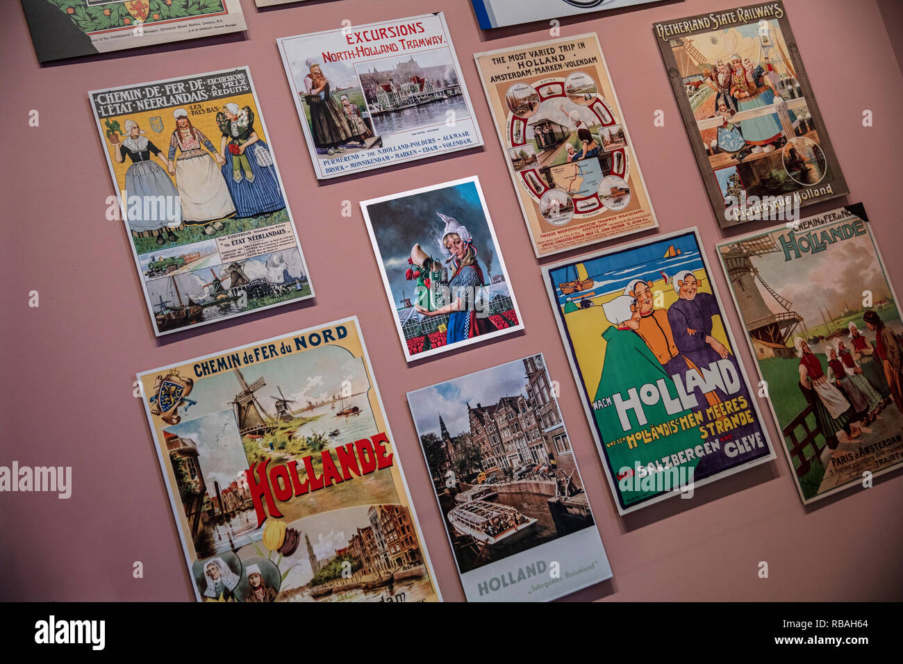 Die Niederlande, Amsterdam, Amsterdam Museum. Historische Werbeplakate für die Tourismusbranche. Stockfoto