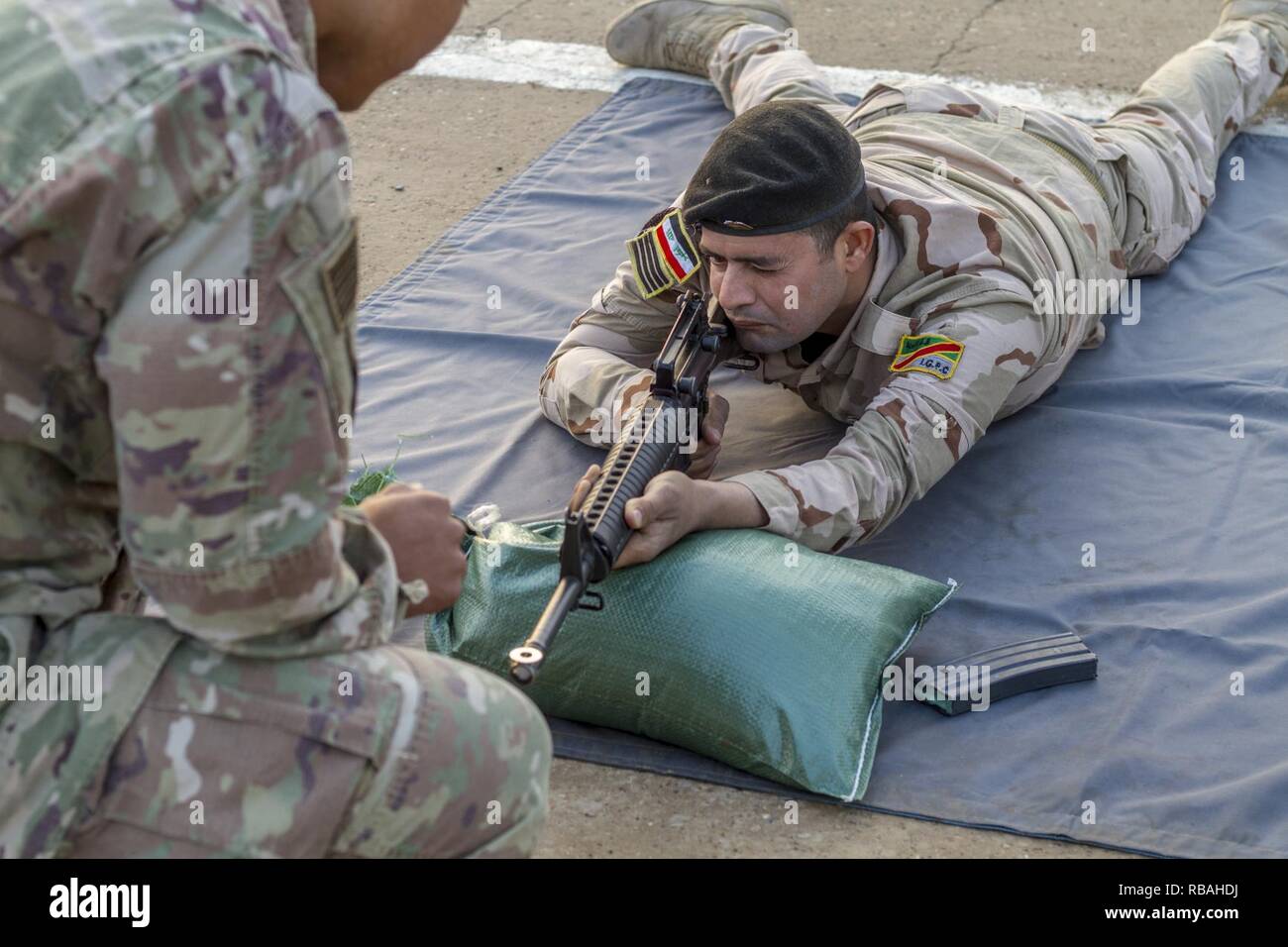 Ein irakischer Soldat führt einen Groschen/Scheibe bohren als Teil einer primären Treffsicherheit Einweisung in Camp Taji, Irak, Dez. 19, 2018. Der Kurs wird von der Task Force India Bravo, eine Einheit, bestehend aus Soldaten aus der 1. Staffel gelehrt, 98th Cavalry Regiment, 106 Support Battalion und 2 Bataillon, 114 Field Artillery Regiment, 155 gepanzerte Brigade Combat Team, Mississippi Army National Guard, und wird zur Unterstützung der Combined Joint Task Force - inhärenten Lösen eingesetzt, die in Zusammenarbeit mit dem irakischen Sicherheitskräfte eine nachhaltige und integrative Kraft, die seine souveränen Borde sichern kann zu entwickeln. Stockfoto