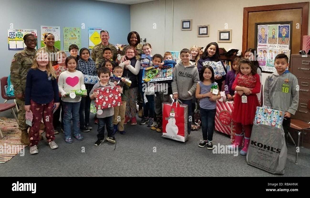 364 US-Armee finden Sustainment Command (Auslandseinsätze) half, die Feiertage von 25 lokalen Studenten Shoultes Elementare mit einer Präsentation der Weihnachtsgeschenke in dieser Woche im Rahmen der 2. jährlichen Betrieb Giving Tree aufgehellt. Für die letzten Wochen, die ustain den Kampf "Soldaten und zivile Mitarbeiter der Kinder gesammelt, gespendet und lieferte sie an die Schule vor der Winterpause. Shoultes Elementare ist Teil der 364 ESC Schule Partnerschaft Programm. Stockfoto