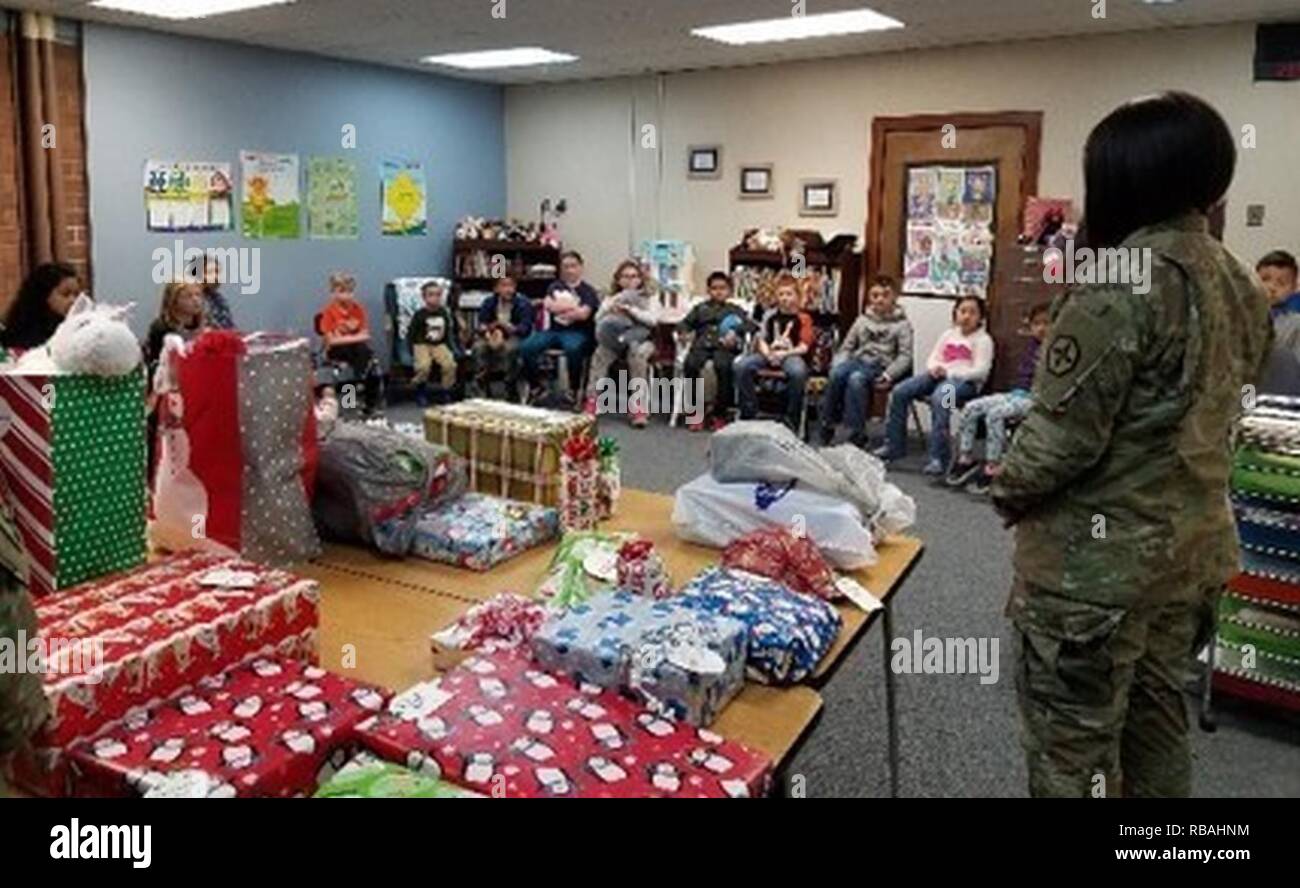 364 US-Armee finden Sustainment Command (Auslandseinsätze) half, die Feiertage von 25 lokalen Studenten Shoultes Elementare mit einer Präsentation der Weihnachtsgeschenke in dieser Woche im Rahmen der 2. jährlichen Betrieb Giving Tree aufgehellt. Für die letzten Wochen, die ustain den Kampf "Soldaten und zivile Mitarbeiter der Kinder gesammelt, gespendet und lieferte sie an die Schule vor der Winterpause. Shoultes Elementare ist Teil der 364 ESC Schule Partnerschaft Programm. Stockfoto