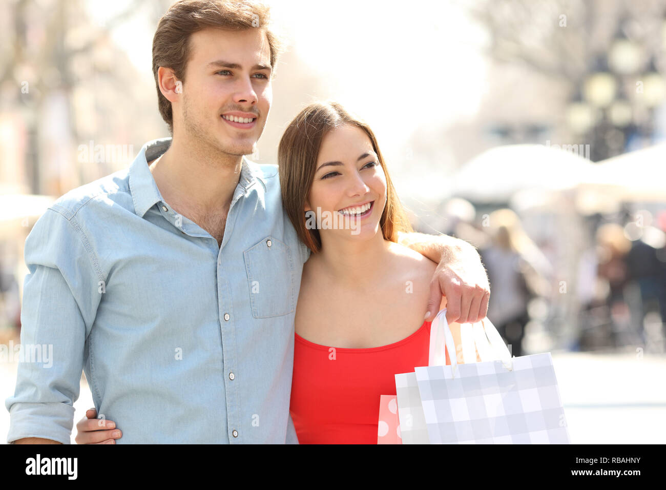 Vorderansicht Portrait von ein glückliches Paar von Käufern zu Fuß auf der Straße Stockfoto