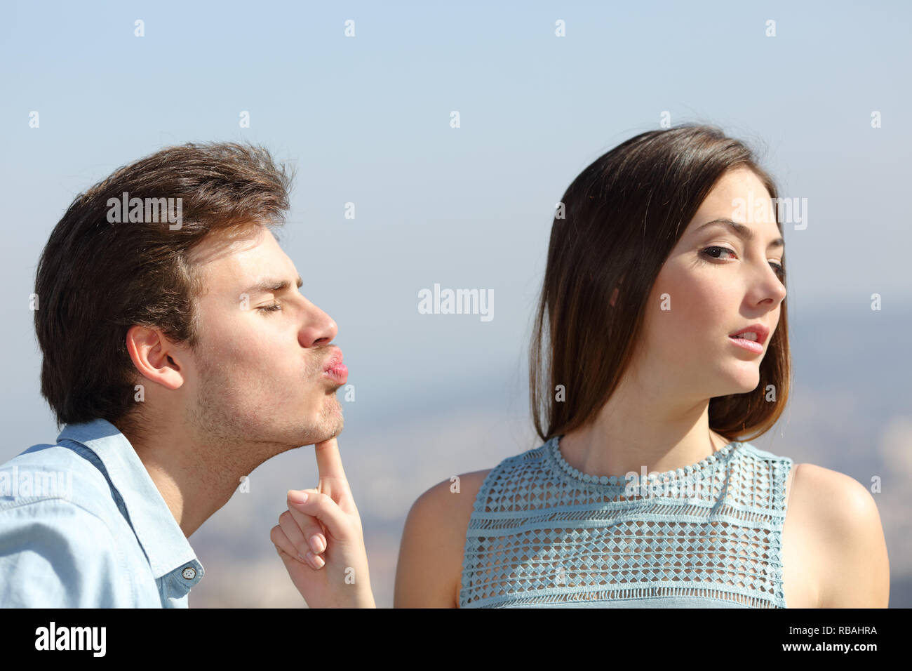 Frau lehnt einen Freund Kuss an einem sonnigen Tag Stockfoto