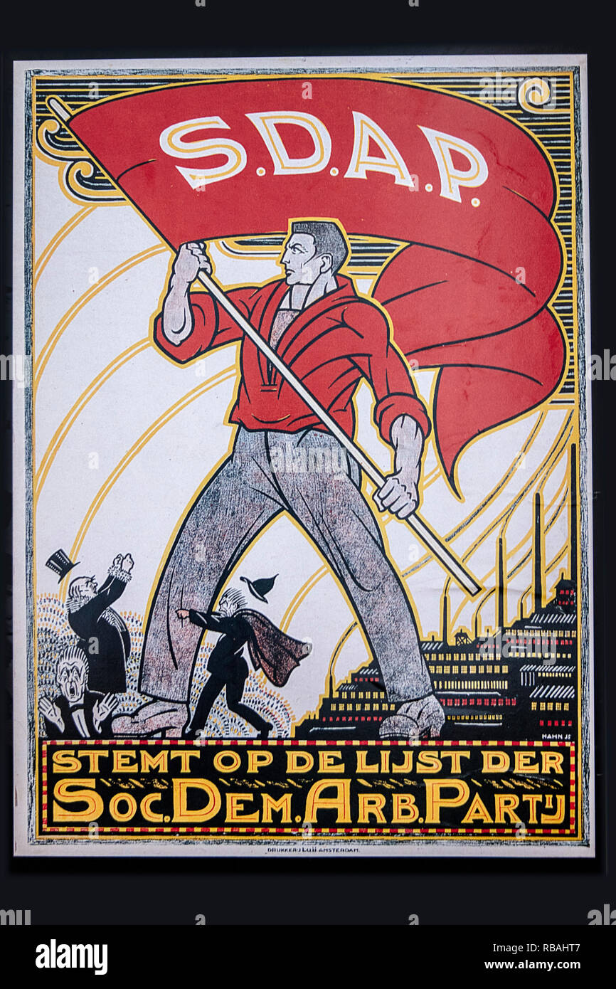 Die Niederlande, Amsterdam, Amsterdam School Museum Het Schip genannt. SDAP Poster. Sociaal Democratische Arbeiders Partij. Stockfoto