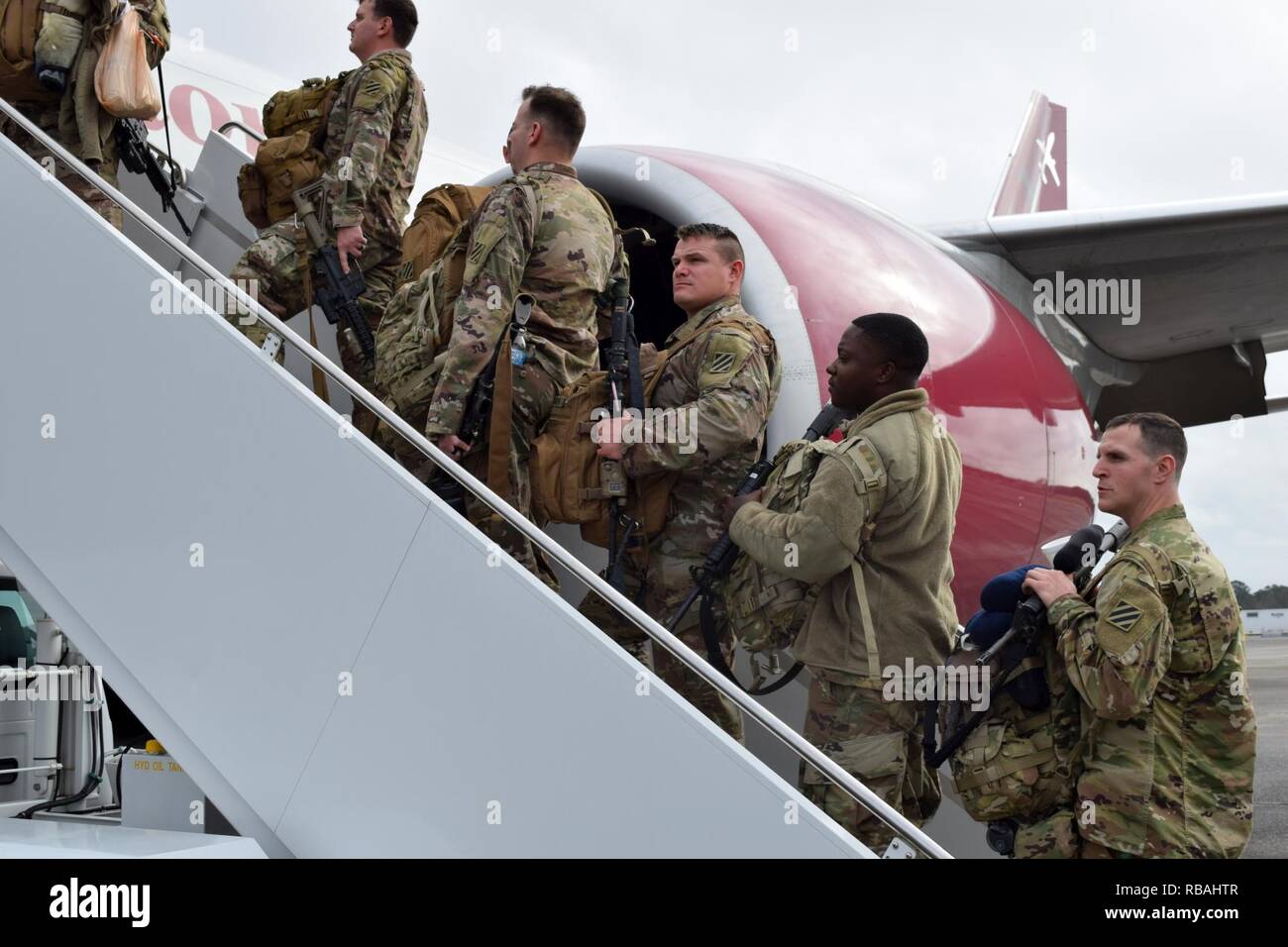Georgien Army National Guard Soldaten an Bord eines Flugzeuges Hunter Army Airfield Dez.20, 2018, die ihre Einheit, die Macon - 48th Infantry Brigade Combat Team auf seiner vierten Bekämpfung Bereitstellung seit Sept. 11, 2001. Stockfoto
