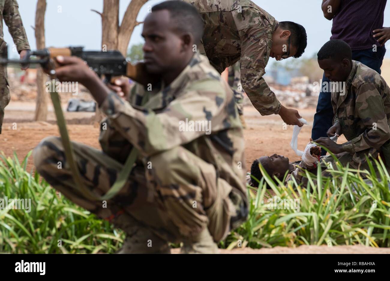 Djiboutian Soldaten mit der raschen Intervention Bataillon (RIB) in der medizinischen Ausbildung von US-Soldaten mit der 1 Bataillon, 141 Infanterie Regiment (1-141), Texas Army National Guard, der in der Nähe von Dschibuti Stadt, Dschibuti, Dez. 20, 2018 lehrte teilnehmen. Die Rippe wird einem djiboutian Armee militärische Elite Force Crisis Response Unit. Die Mission der 1-141 IN ist zu schnell als Reaktion auf eine Krise droht US-Personal oder Eigenschaft in Combined Joint Task Force - Horn von Afrika bereitstellen und zu den internationalen Bemühungen um Sicherheit und Stabilität in Ostafrika zu erhöhen durch die Bereitstellung von Se zu leisten Stockfoto
