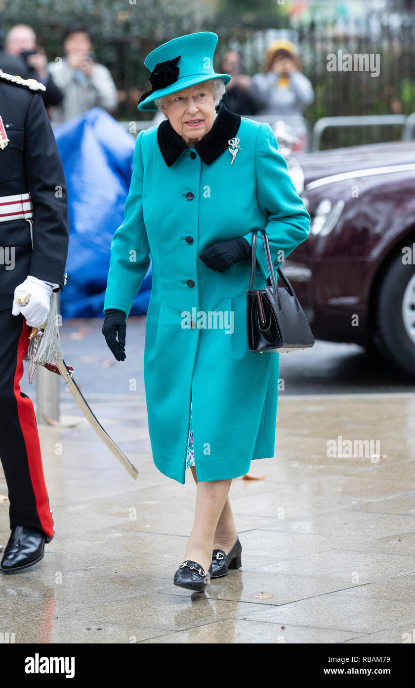 Britains Queen Elizabeth II kommt in Coram, in London die Queen Elizabeth II Center zu öffnen. Stockfoto