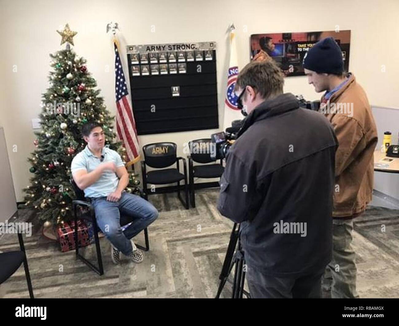 Jonathan Miller spricht mit lokalen Medien in bezug auf die Anwerbung in der US-Armee mit seinen zwei Brüdern, Jeremia und Micah Miller, 31.12.27, am Meridian U.S. Army Recruiting Station, Meridian, Idaho. Stockfoto