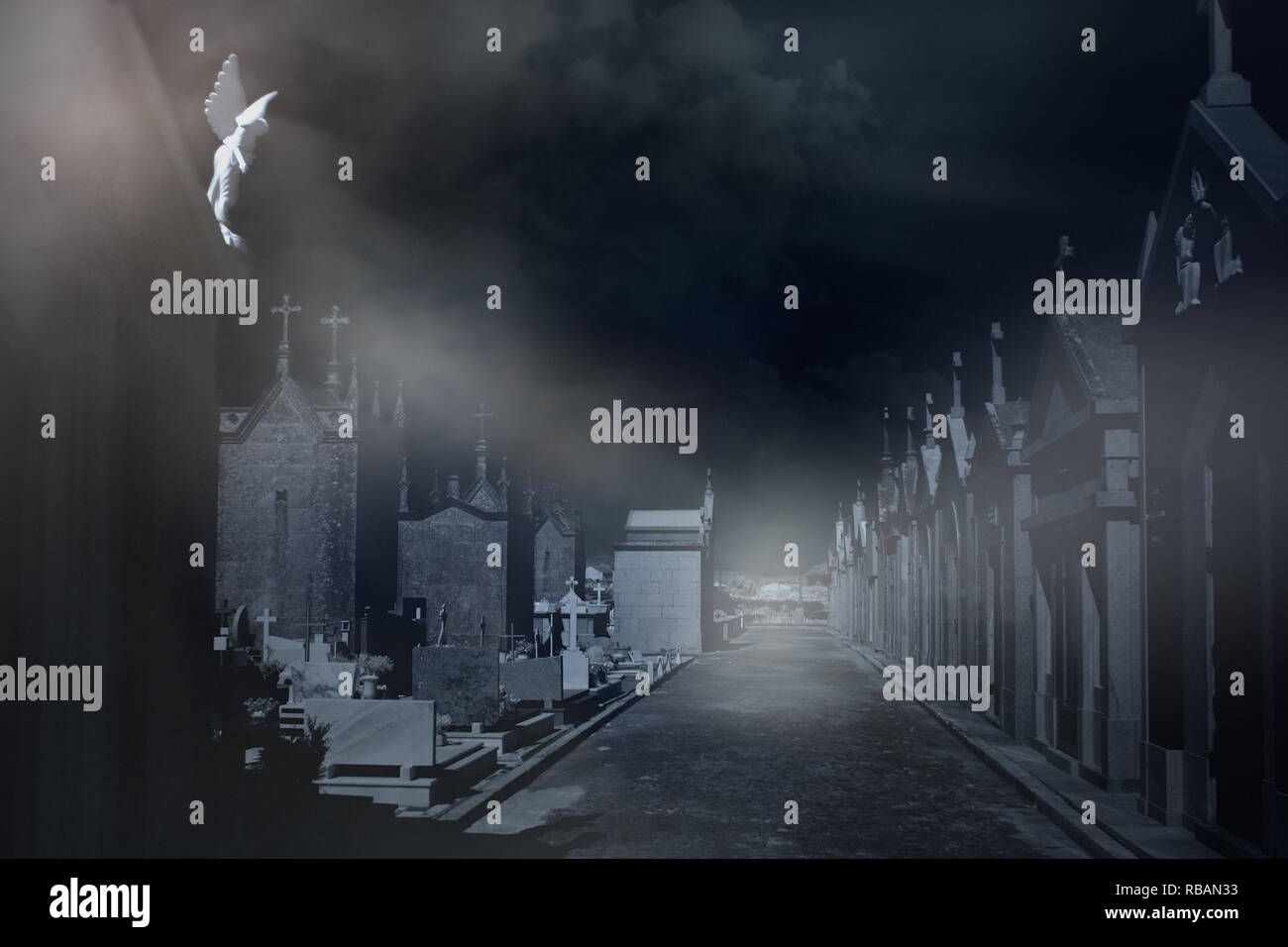 Alte europäische Friedhof in einer nebligen Nacht Stockfoto