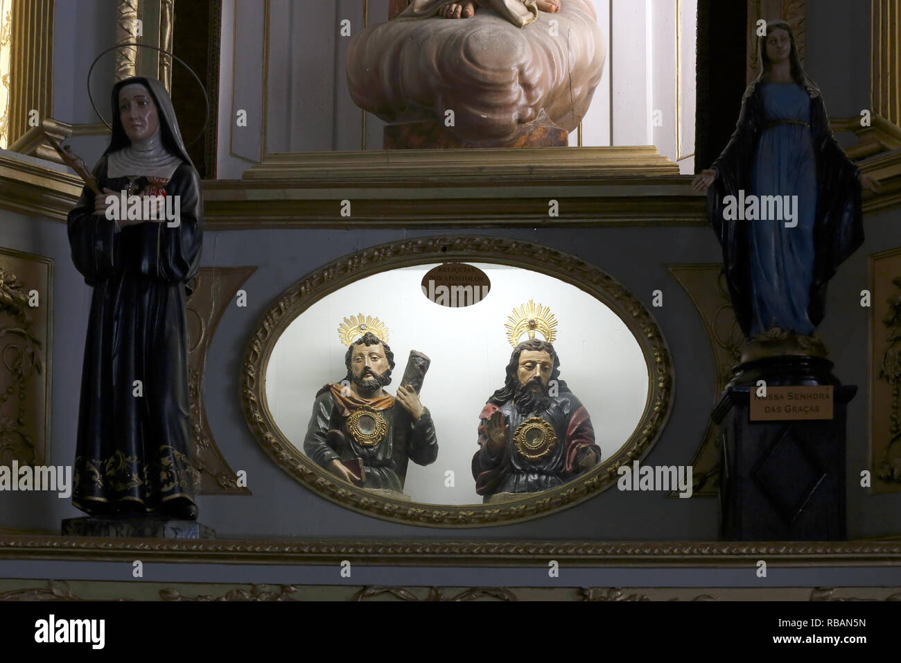 Porto, Portugal, 4. März 2015: Seitenaltar mit Reliquien der Heiligen Apostel Andreas und St. Philip (Jahrhundert I) von Santo Antonio dos Congregados Chur Stockfoto