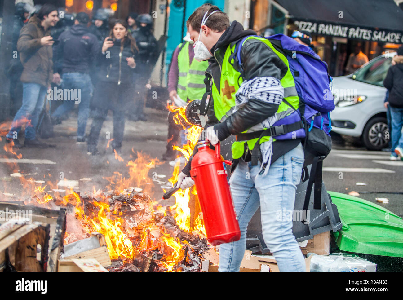 Gelb (gilets Jaunes) Proteste in Paris fordert Senkung der Mineralölsteuern, Wiedereinführung der Solidaritätssteuer auf Vermögen, einen Mindestlohn zu erhöhen, und Emmanuel's Längestrich Rücktritt als Präsident von Frankreich, 23. Dezember 2018. Stockfoto