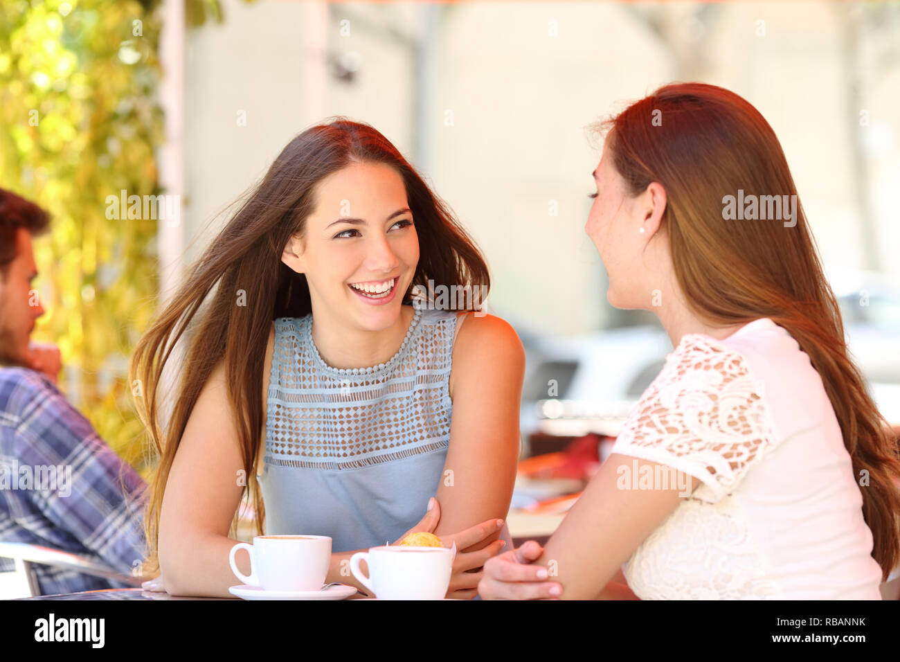Gespräch mit zwei Freunden in einem Café Terrasse Stockfoto