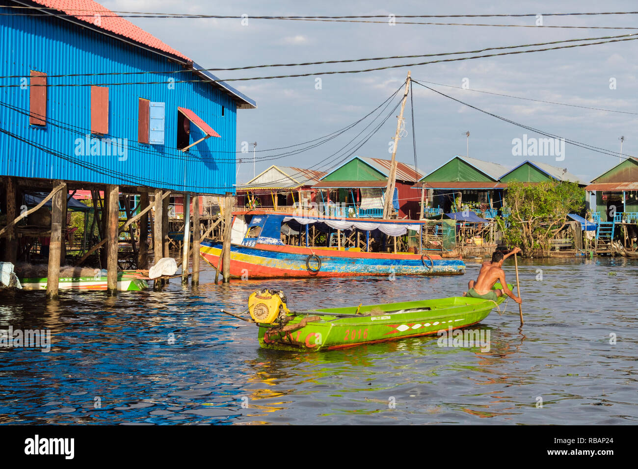 Häuser auf Stelzen und Boote in schwimmenden Dorf in den Tonle Sap See. Kampong Phluk, Provinz Siem Reap, Kambodscha, Südostasien Stockfoto