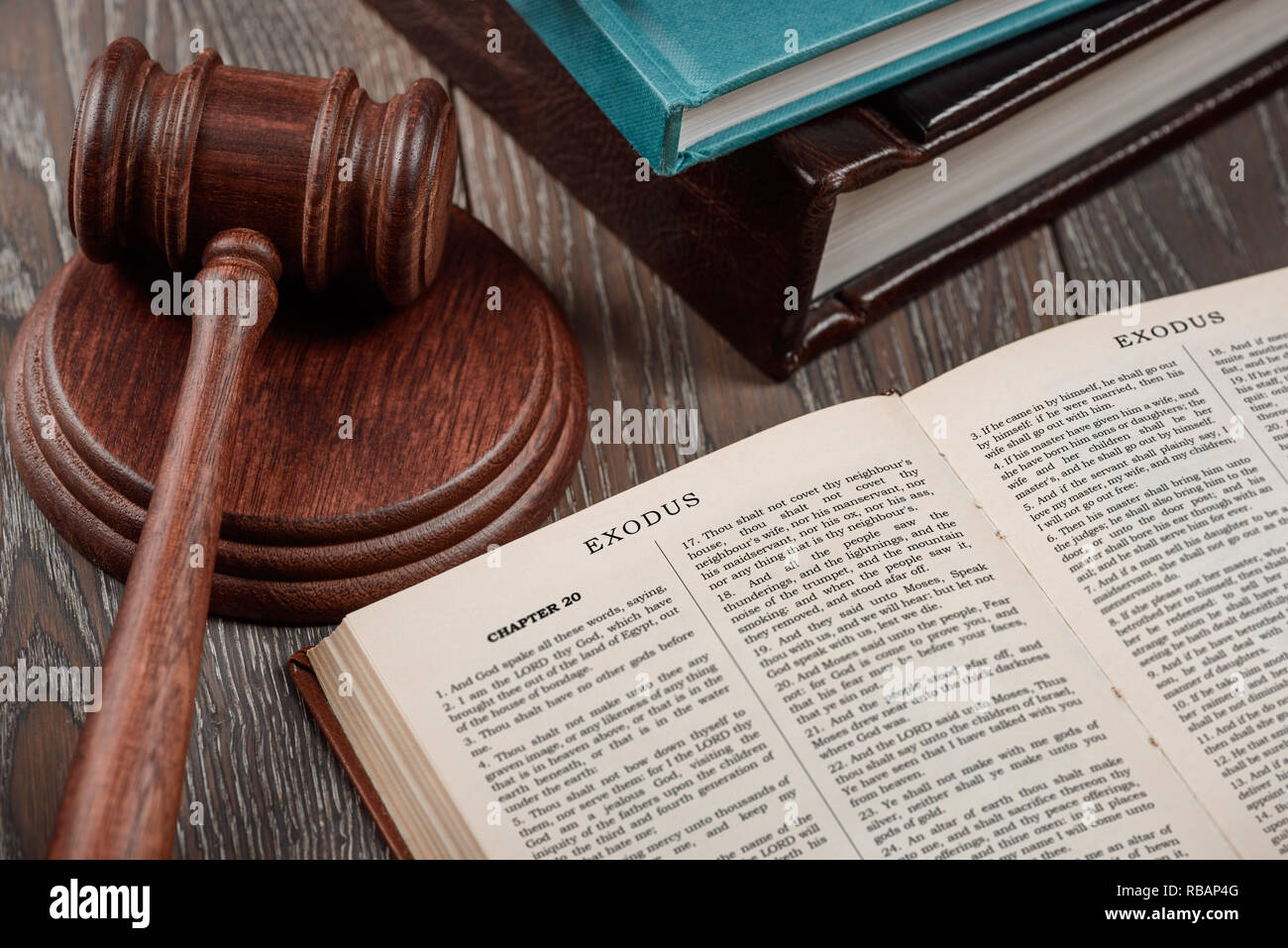 Buch Exodus und Hammer Stockfoto