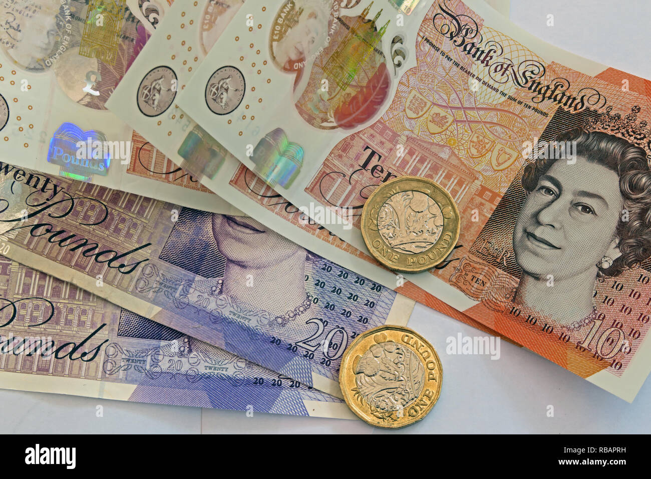 Bank von England aus Kunststoff 5 £ £ 10 fünf Pfund und zehn Pfund Banknoten, Münzen Stockfoto