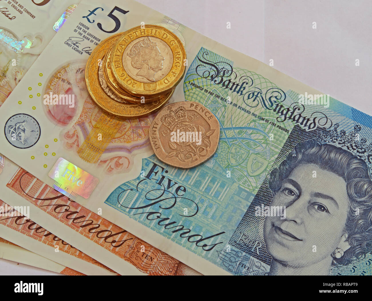 Bank von England aus Kunststoff 5 £ £ 10 fünf Pfund und zehn Pfund Banknoten, Münzen Stockfoto