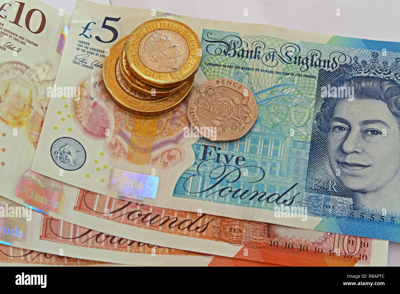 Bank von England aus Kunststoff 5 £ £ 10 fünf Pfund und zehn Pfund Banknoten, Münzen Stockfoto