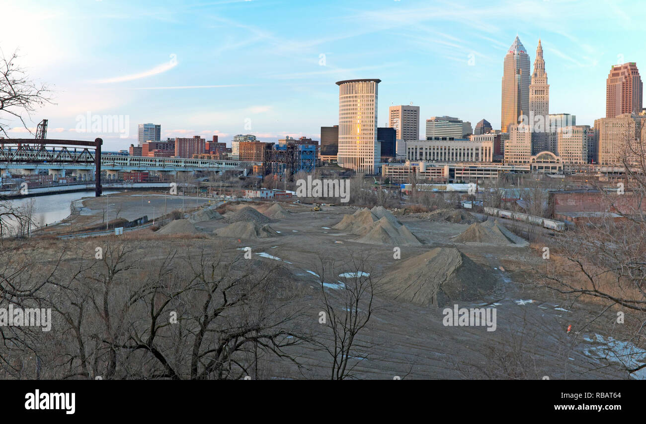 Die Skyline von Cleveland, Ohio, steht am 6. Januar 2019 neben dem unerschlossenen Land. Stockfoto