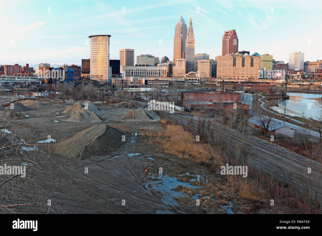 Industriebrachen und die Cuyahoga River Gegensatz gegen die in der Nähe der Innenstadt von Cleveland Skyline in Cleveland, Ohio, USA. Stockfoto