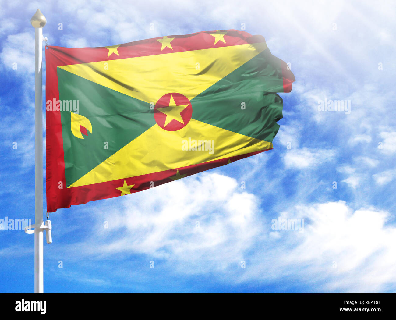 Nationalflagge von Grenada auf einem Fahnenmast vor blauem Himmel. Stockfoto