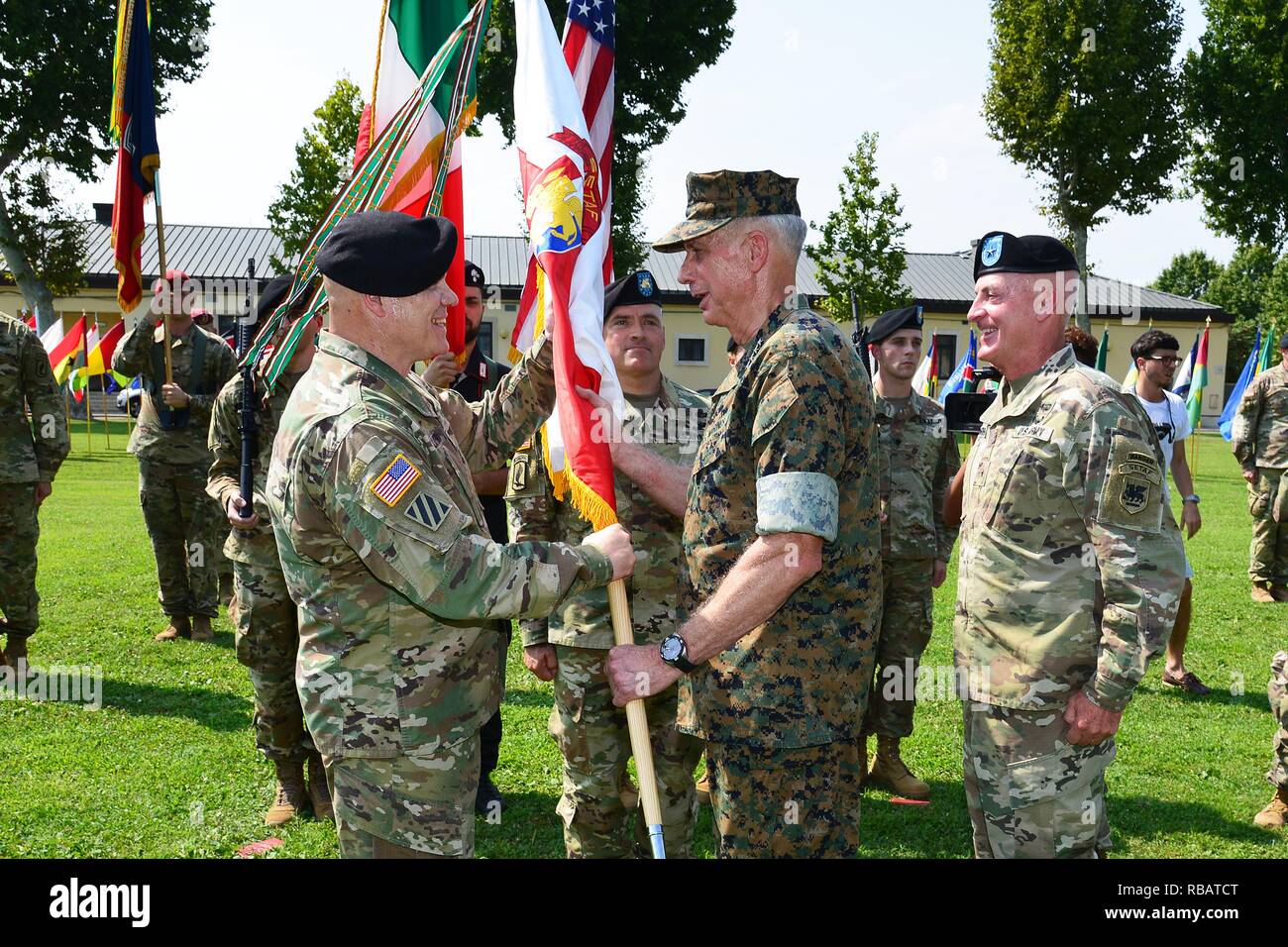 US-Armee Africa-Southern Europäische Task Force Commander Generalmajor Roger L. Cloutier empfangen die Farben vom Kommandeur des US Africa Command Gen. Thomas D. Waldhauser, während der USARAF - Southern European Task Force Ändern des Befehls Zeremonie, Carlo Caserma Ederle, Vicenza, Italien, 2. August 2018. Bild mit freundlicher Genehmigung von Paolo Bovo/Schulung Support Activity Europa. () Stockfoto