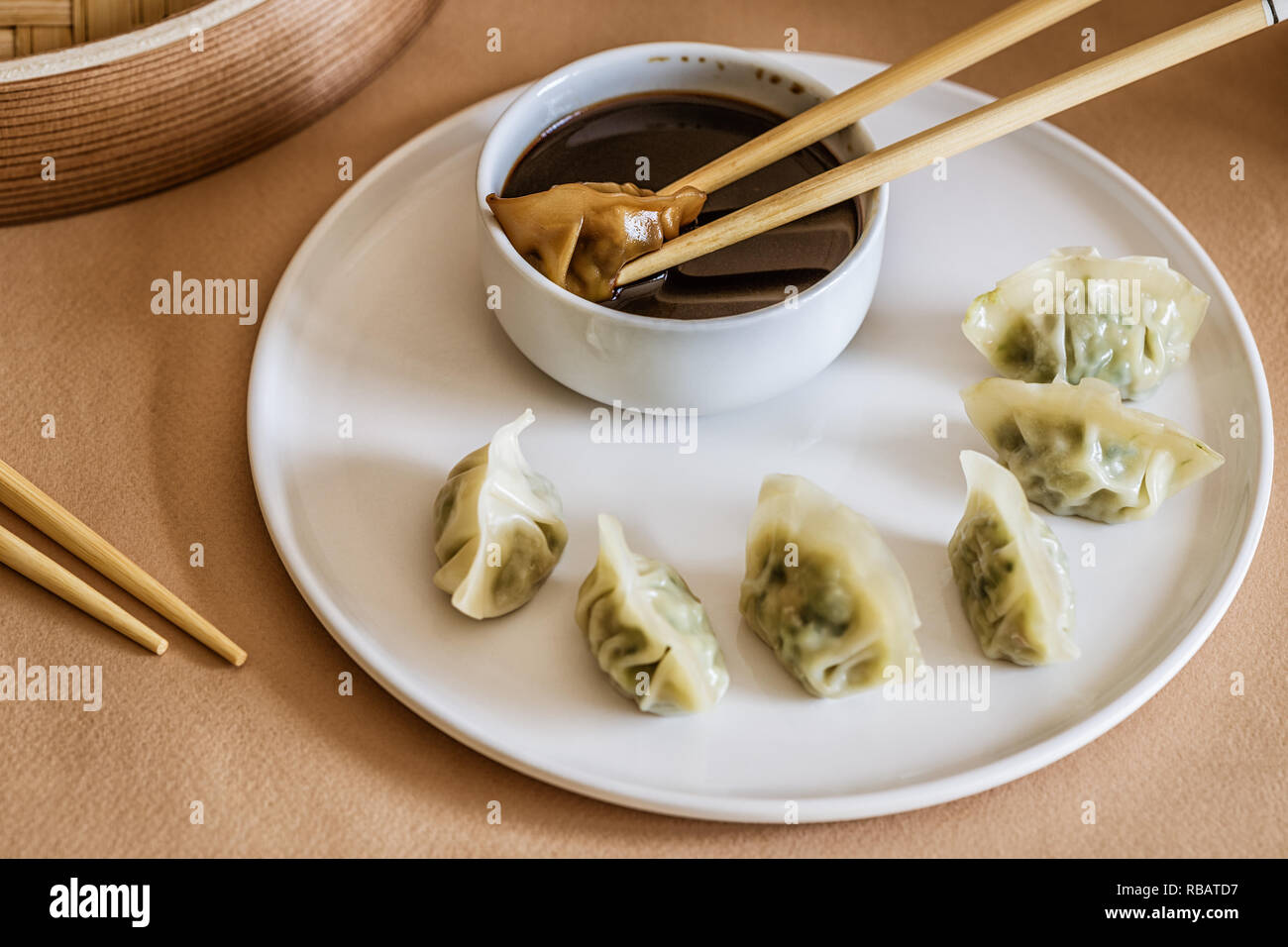 Asiatische Gyoza, Knödel Snack, Essstäbchen, Steamer, selektiven Fokus. Stockfoto