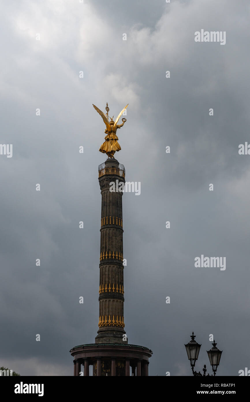 Siegessäule auf einem grauen bewölkten Tag, Berlin, Deutschland Stockfoto