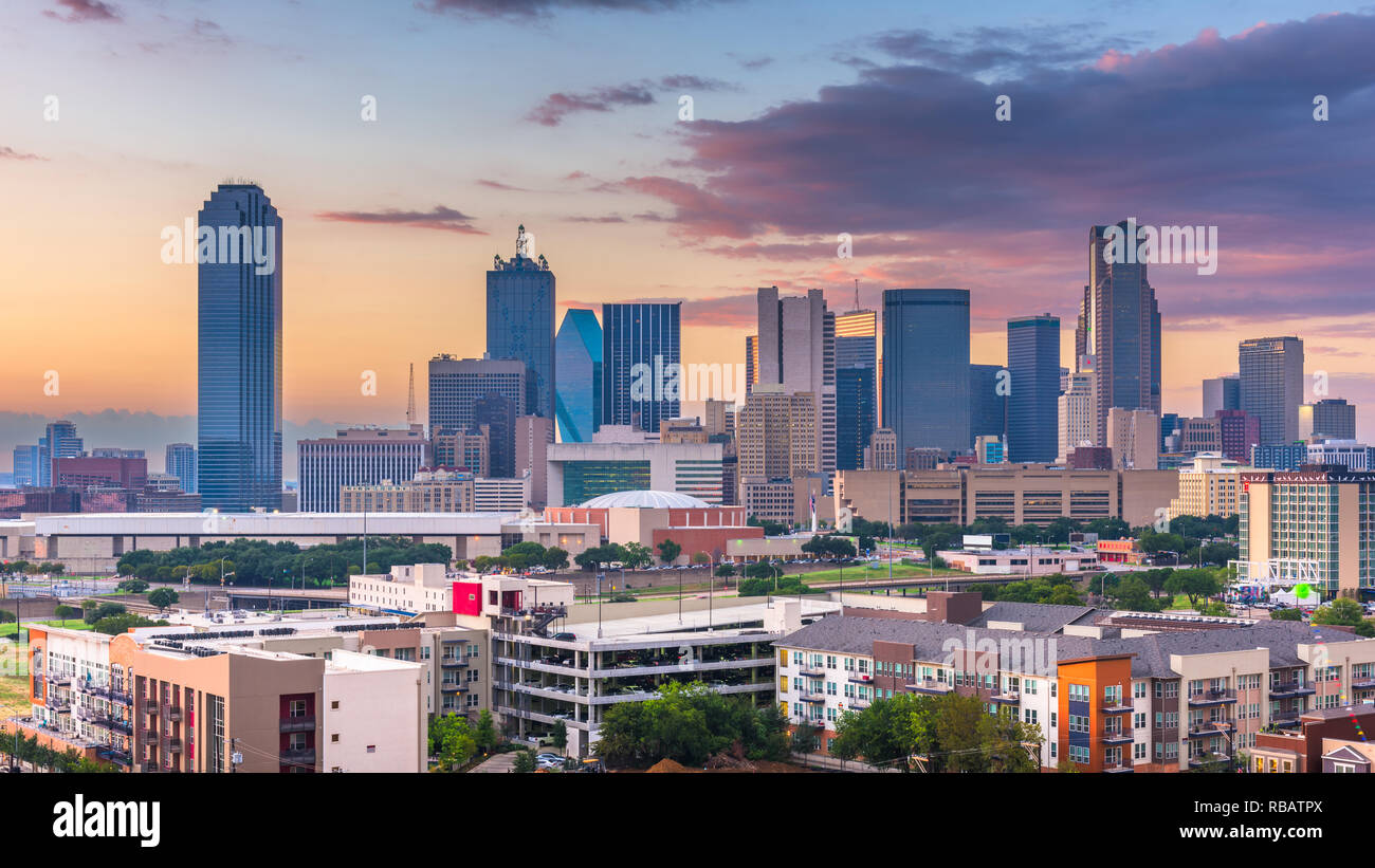 Dallas, Texas, USA, über die Skyline der Innenstadt in der Abenddämmerung. Stockfoto