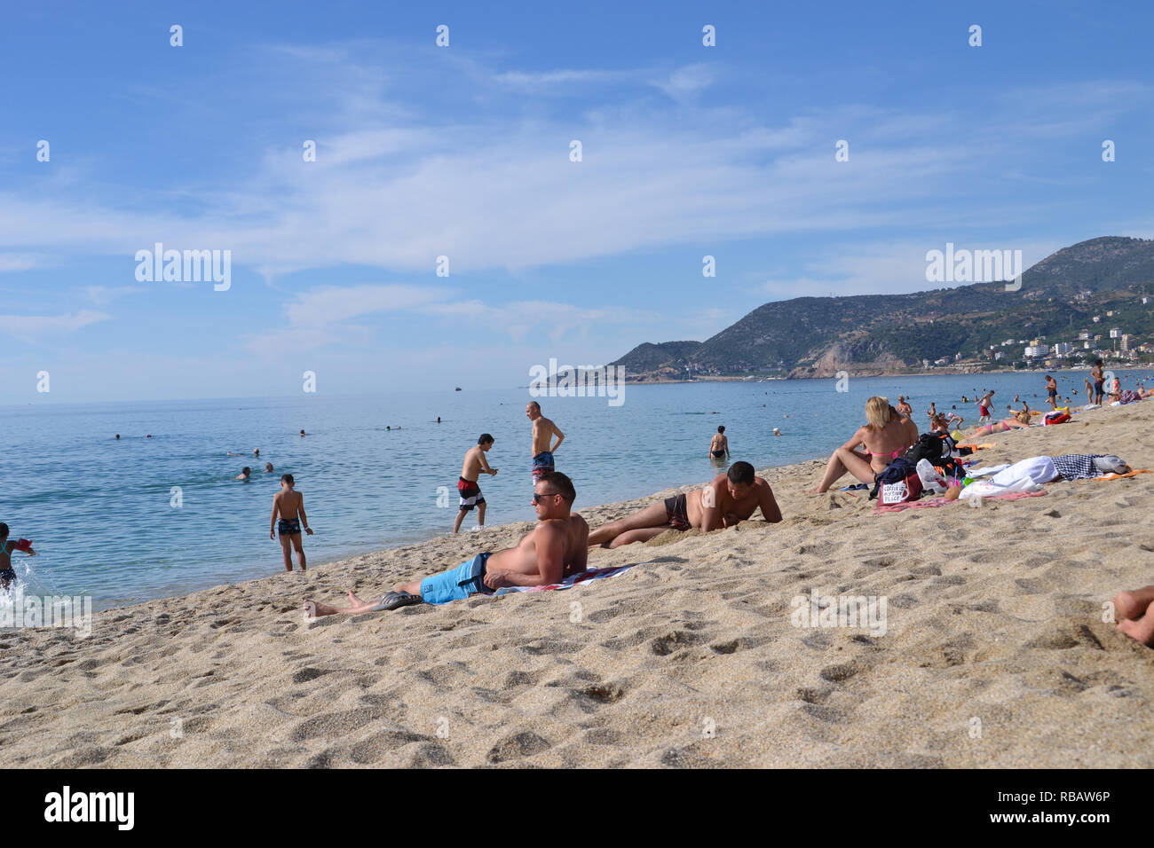 Alanya Türkei Oktober 31, 2018: Sonniger Tag im Kleopatra Strand, Touristen entspannen auf dem Sand Stockfoto