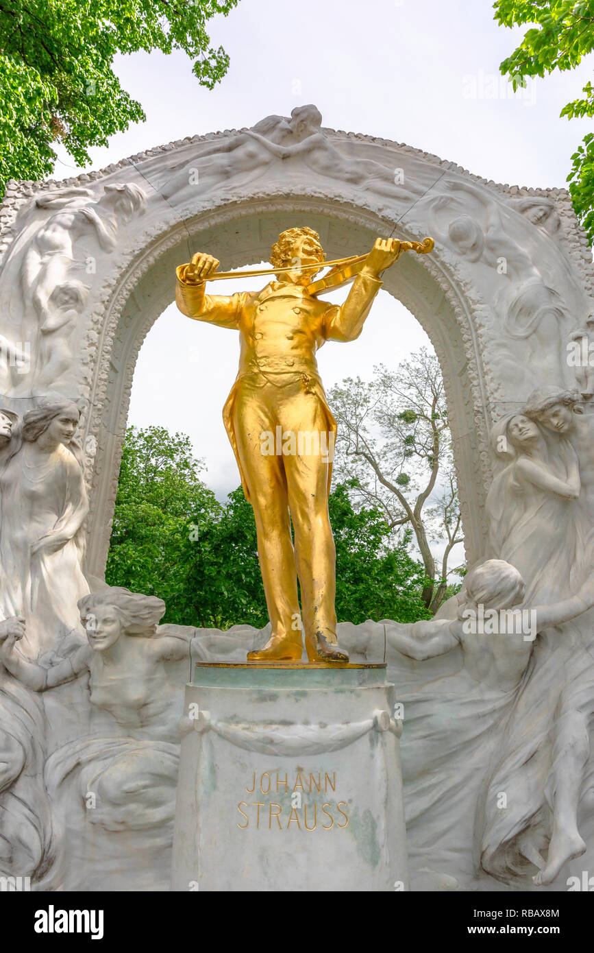 Strauss Wien, Aussicht von der berühmten goldenen Statue des Komponisten der "blauen Donau", Johann Strauss, im Stadtpark, Wien, Wien, Österreich. Stockfoto