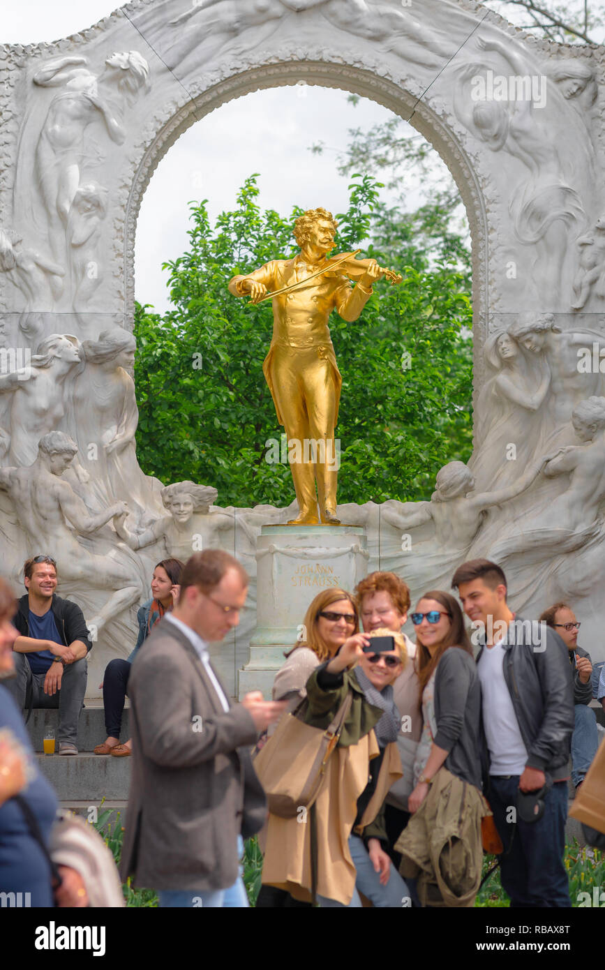 Touristen Wien, Blick auf eine Gruppe von Touristen eine selfie Foto vor dem Goldenen Strauss Statue in der Statdtpark in Wien, Wien, Österreich. Stockfoto