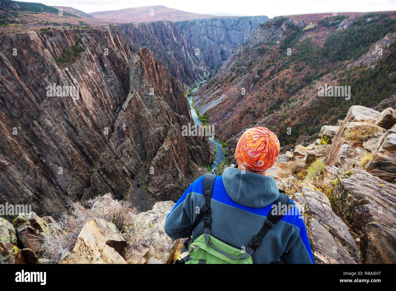 Touristen auf den Granitfelsen der schwarzen Schlucht des Gunnison, Colorado, USA Stockfoto