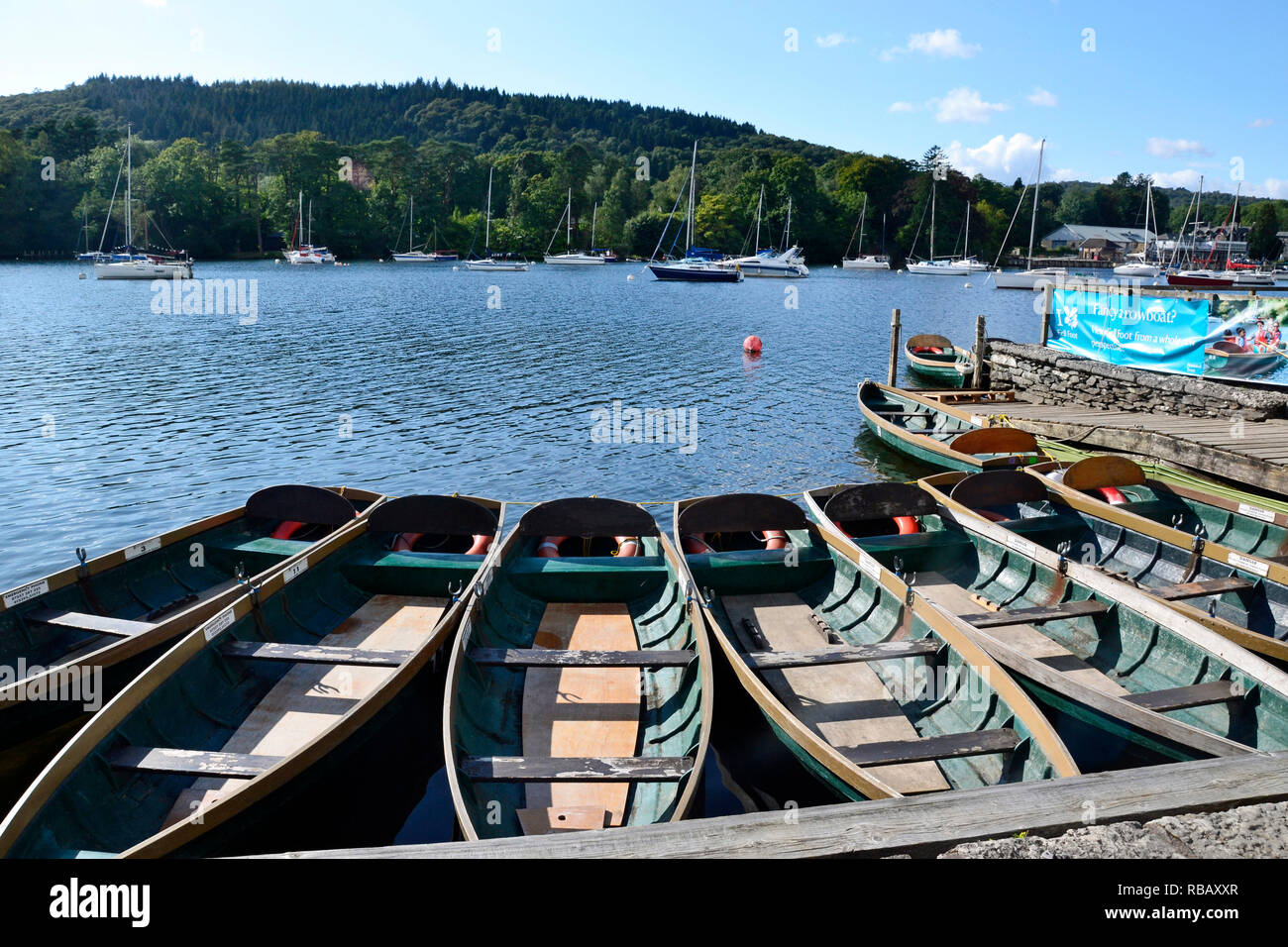 Rudern Boote am Ufer des Windermere fiel Fuß Country Park, Lake Windermere, Cumbria, Großbritannien Stockfoto