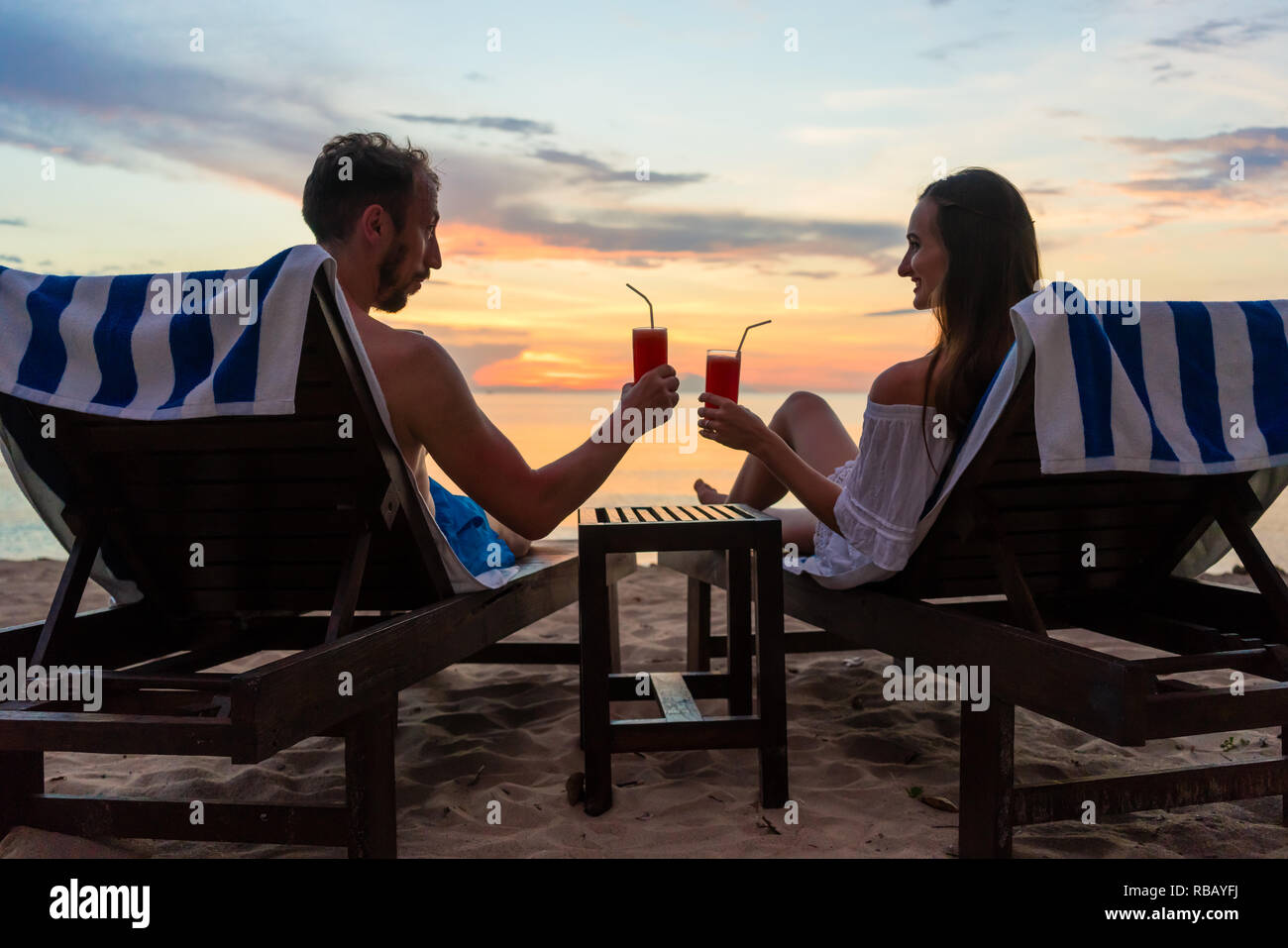 Paar, Hände auf den Strand von einer exotischen Insel im Sommer Urlaub Stockfoto