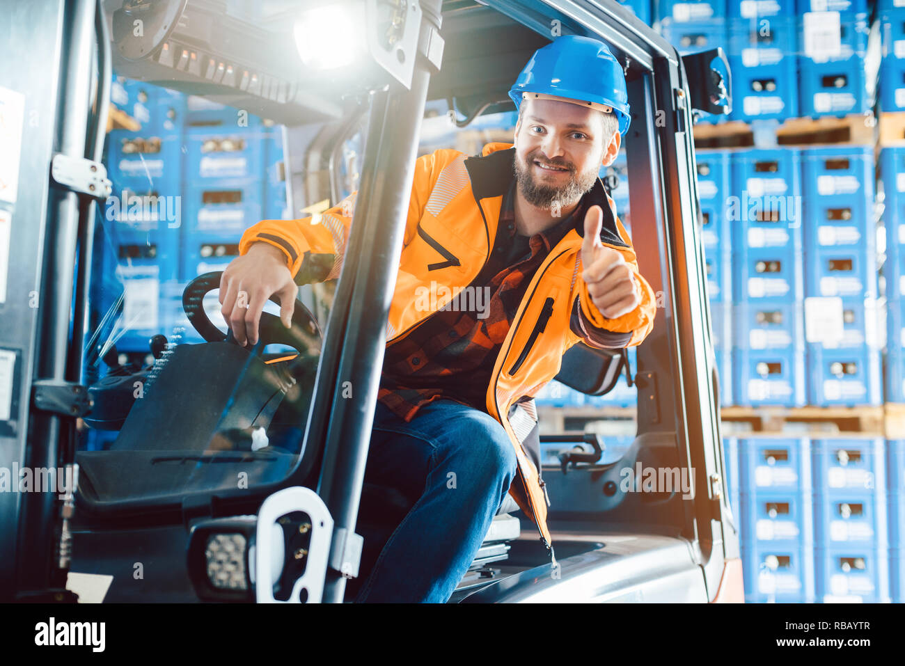 Arbeitnehmer mit Daumen hoch in der Logistik Delivery Center Stockfoto