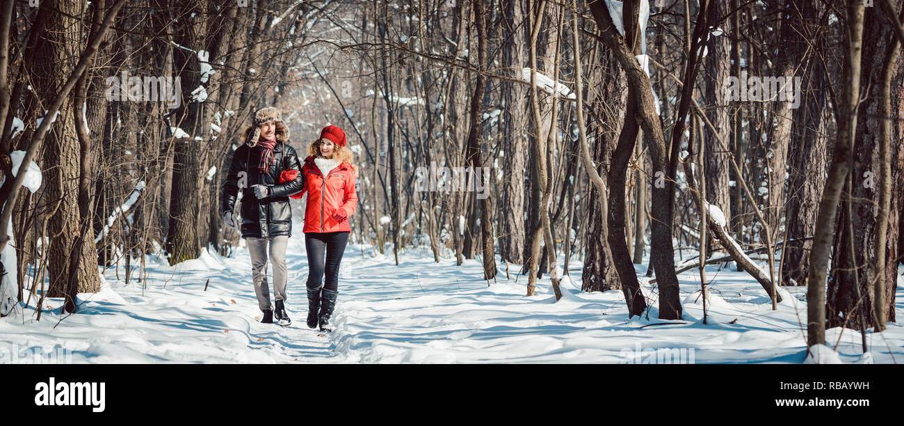 Paar ein Winter Spaziergang an einem kalten kalten Tag im Wald Stockfoto