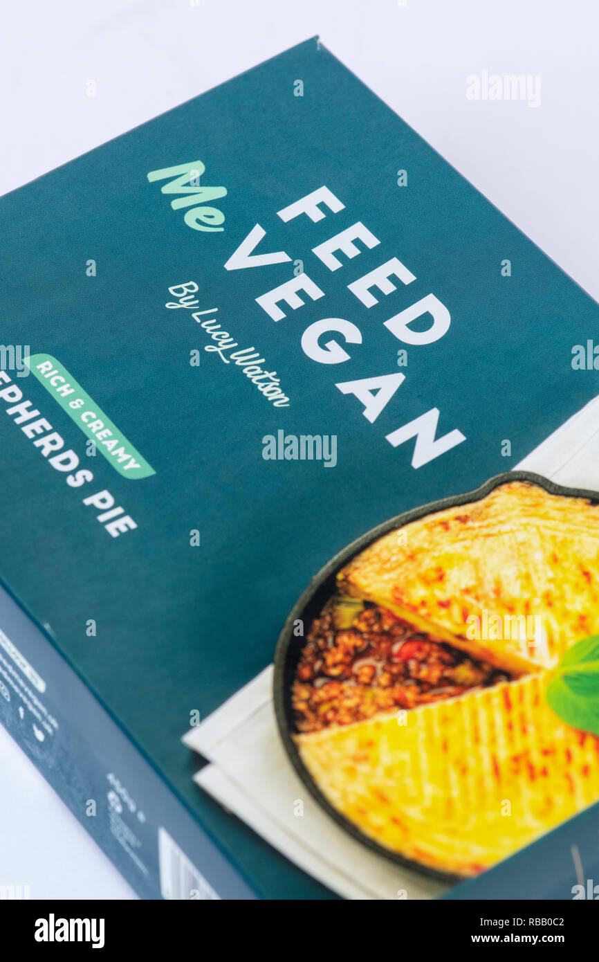 Feed Me vegan Shepards pie Paket auf einem weißen Hintergrund. Großbritannien Stockfoto