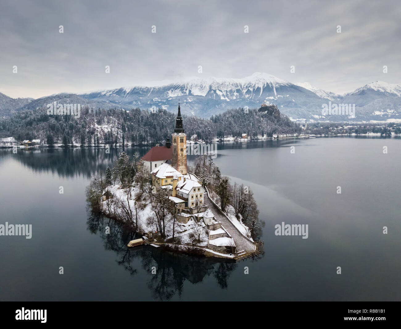 Antenne auf den Bleder See auf einen ruhigen Winter morgen mit Schnee geschossen Stockfoto