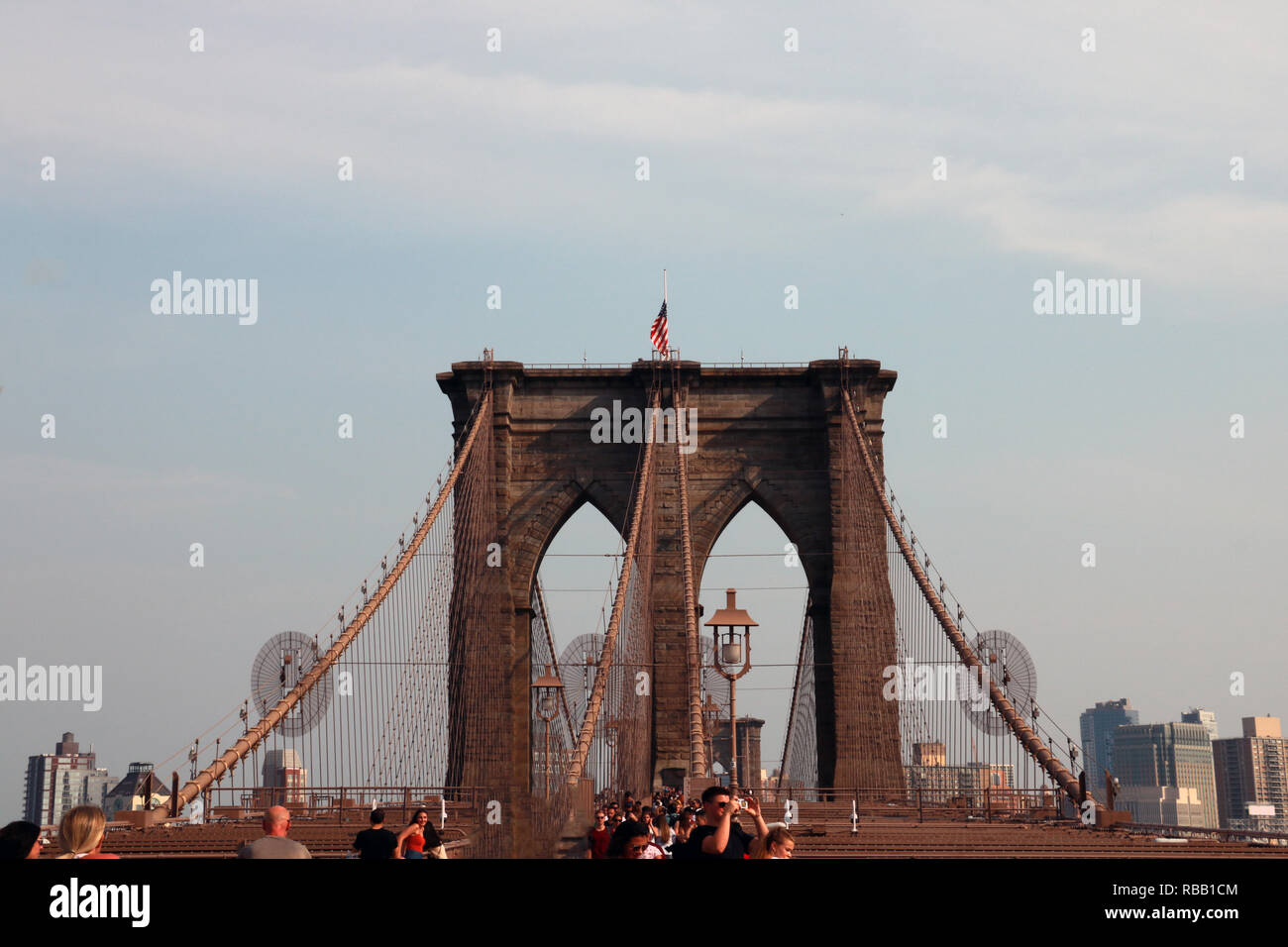 New York, USA - September 2, 2018: Zu Fuß auf der Brooklyn Bridge mit Fußgängern in Downtown Manhattan New York City Stockfoto