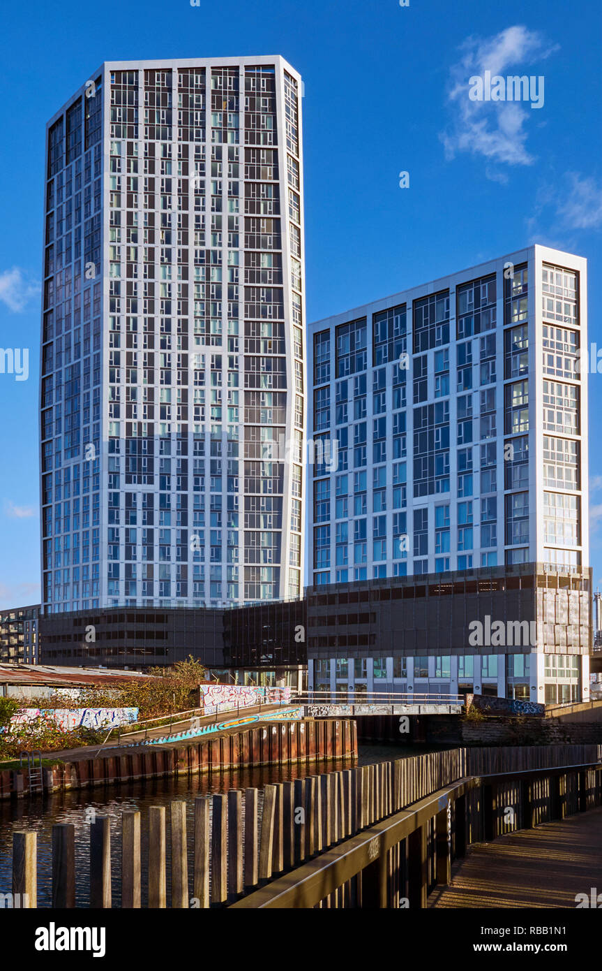 Die neue Sky View Tower Apartment Gebäude in der Nähe von Bromley-By-Bow, East London, Großbritannien, mit dem Fluss Lea im Vordergrund Stockfoto