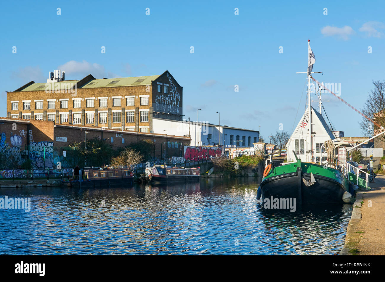 Alten umgebauten Industriegebäude und Graffiti entlang des Flusses Lea Navigation in der Nähe von Hackney Wick, East London, Großbritannien Stockfoto