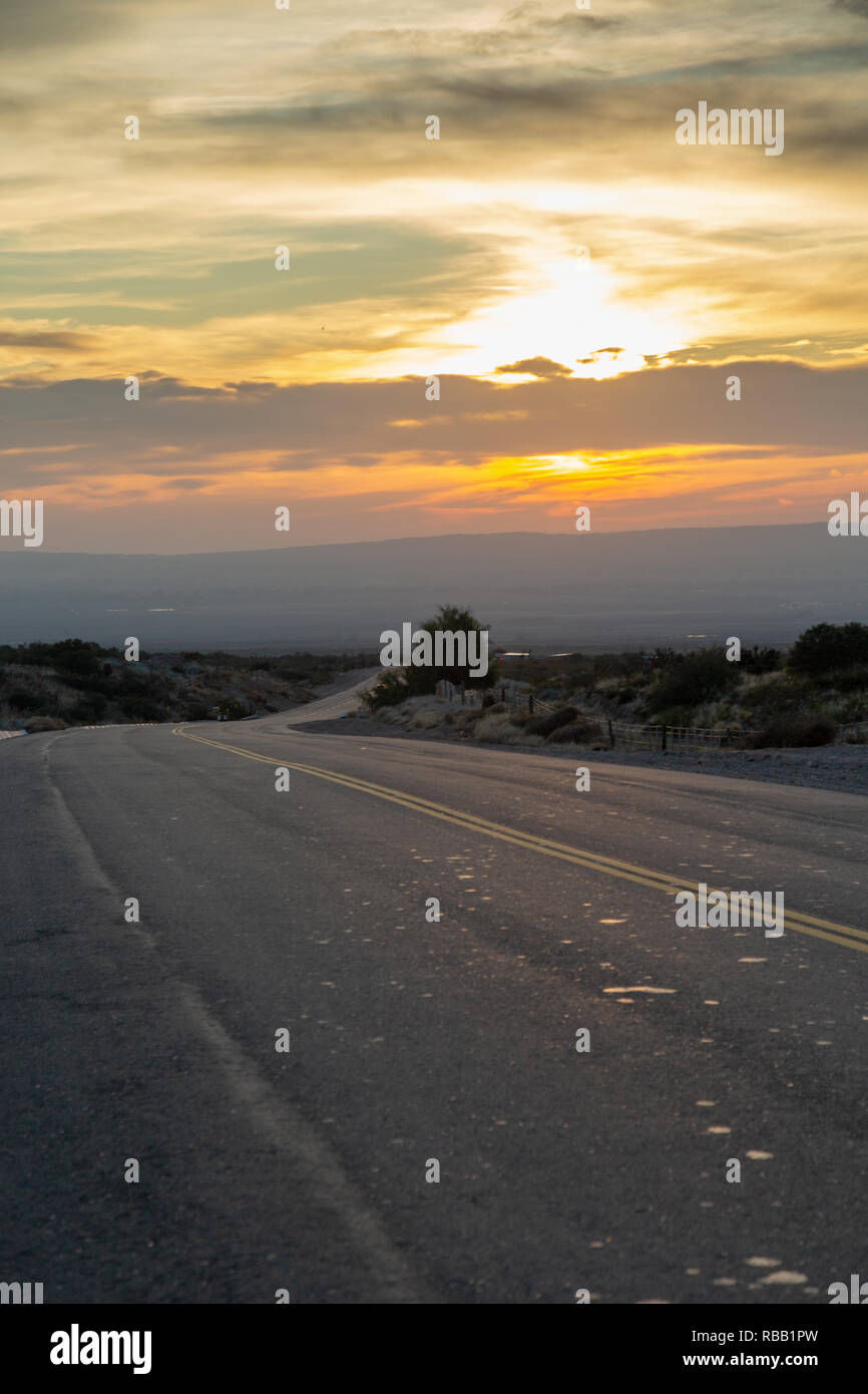 Anden Straße auf das UCO Tal bei Sonnenaufgang in Mendoza. Stockfoto