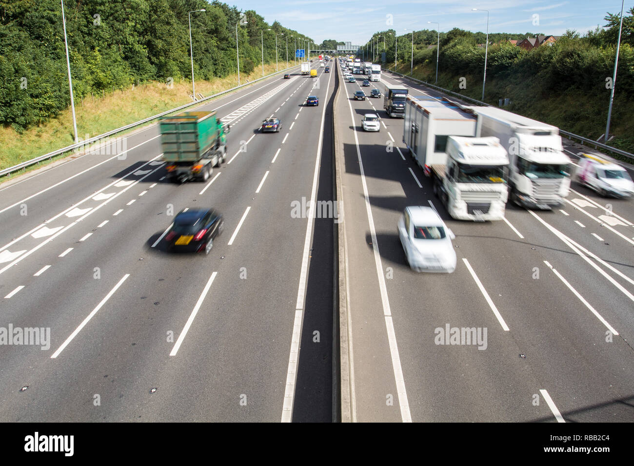 NOTTINGHAM, Großbritannien - 23 August 2016. Ein Luftbild der viel befahrenen Autobahn M1 in Großbritannien mit dem Schnellfahren Verkehr, einschließlich Autos und Lkws mit kopieren. Stockfoto
