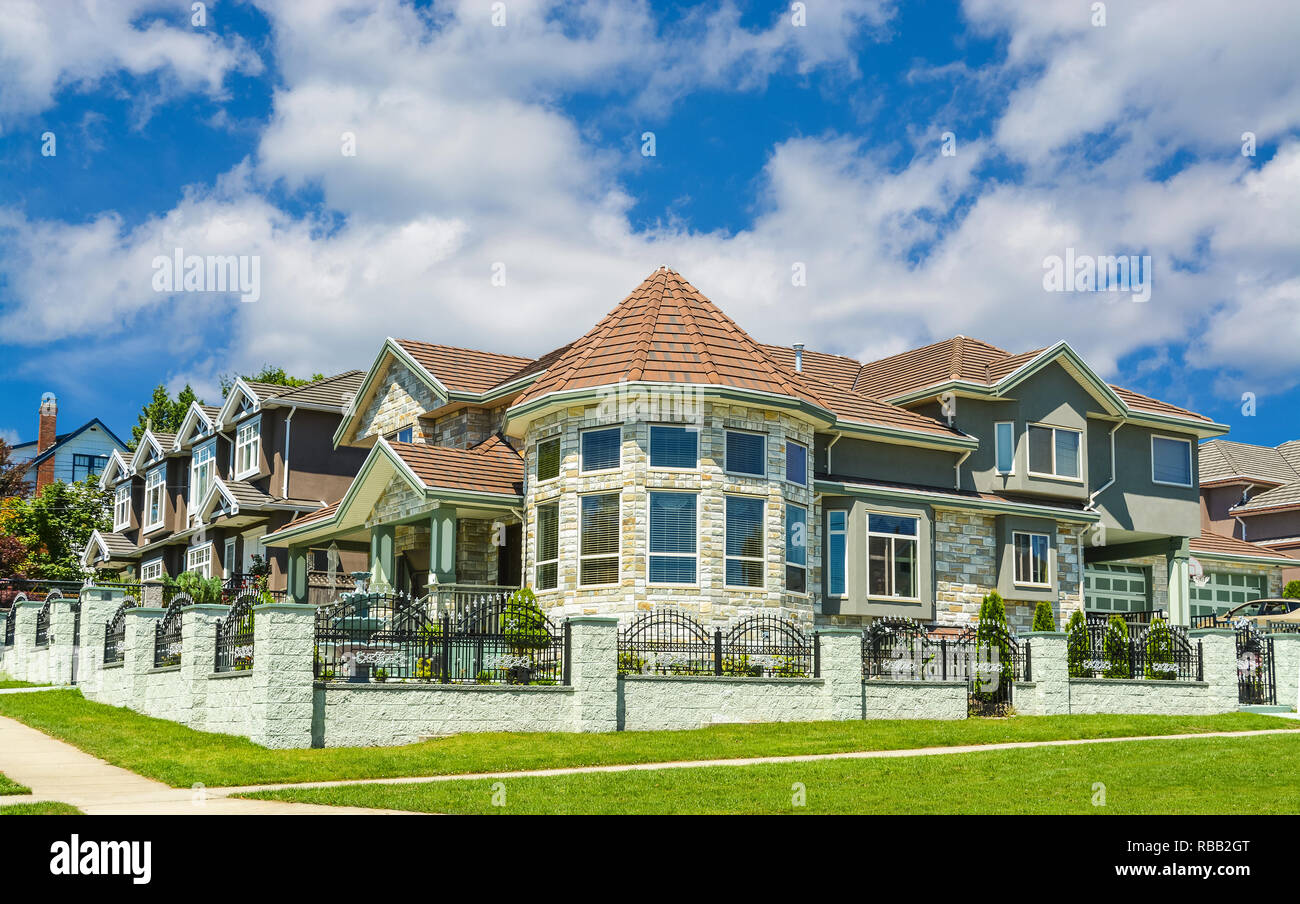 High end Custom built Luxus haus mit Rundbau, in einem Wohnviertel. Stockfoto