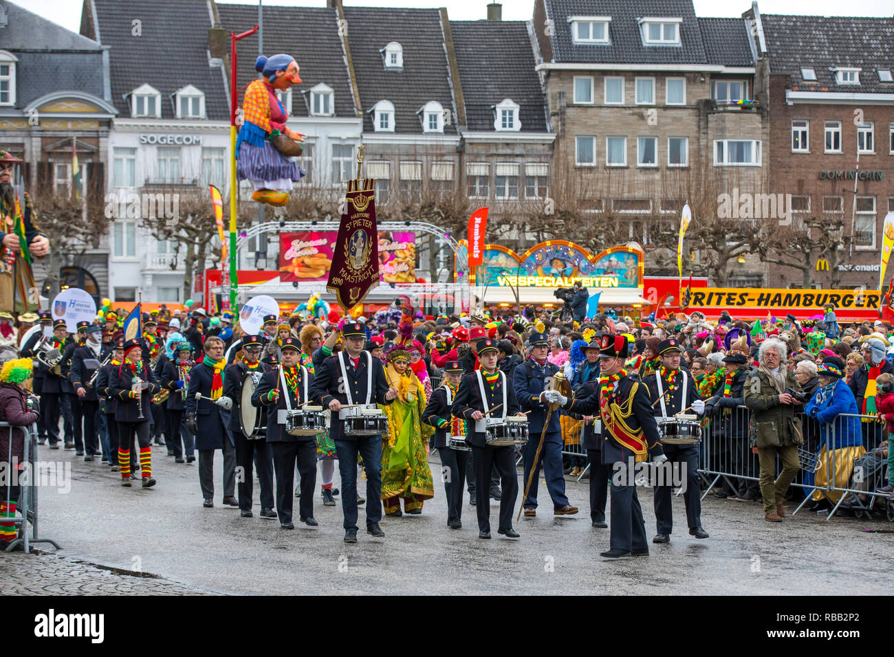 Karnevalsumzug in Maastricht, Niederlande, auf Karneval Sonntag, mit hunderten von Teilnehmern und Tausende von Zuschauern, Maastricht ist die stronghol Stockfoto