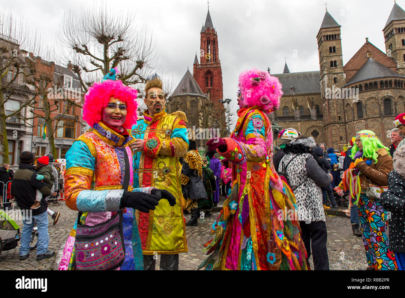 Karnevalsumzug in Maastricht, Niederlande, auf Karneval Sonntag, mit hunderten von Teilnehmern und Tausende von Zuschauern, Maastricht ist die stronghol Stockfoto