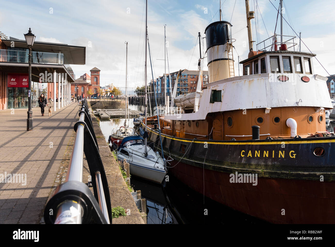 Die neu renovierten Docks an der Swansea in Südwales, die heute ein Museum ist, mit einem traditionellen Schubschiff "Canning' neben der Waterfront vertäut. Stockfoto