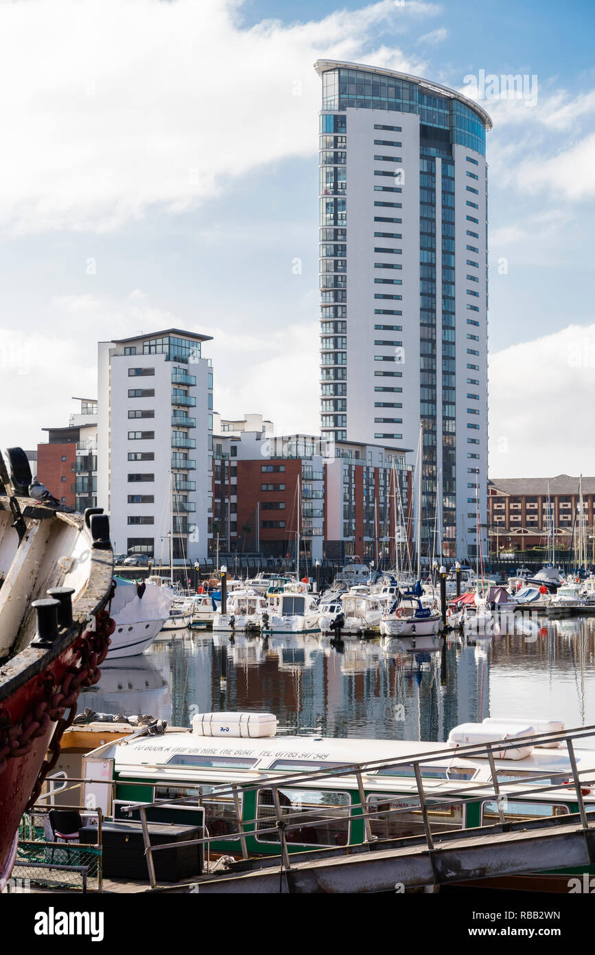 Die neu renovierten Docks an der Swansea in Südwales mit Freizeit Boote und mehrstöckigen Wohnungen. Stockfoto