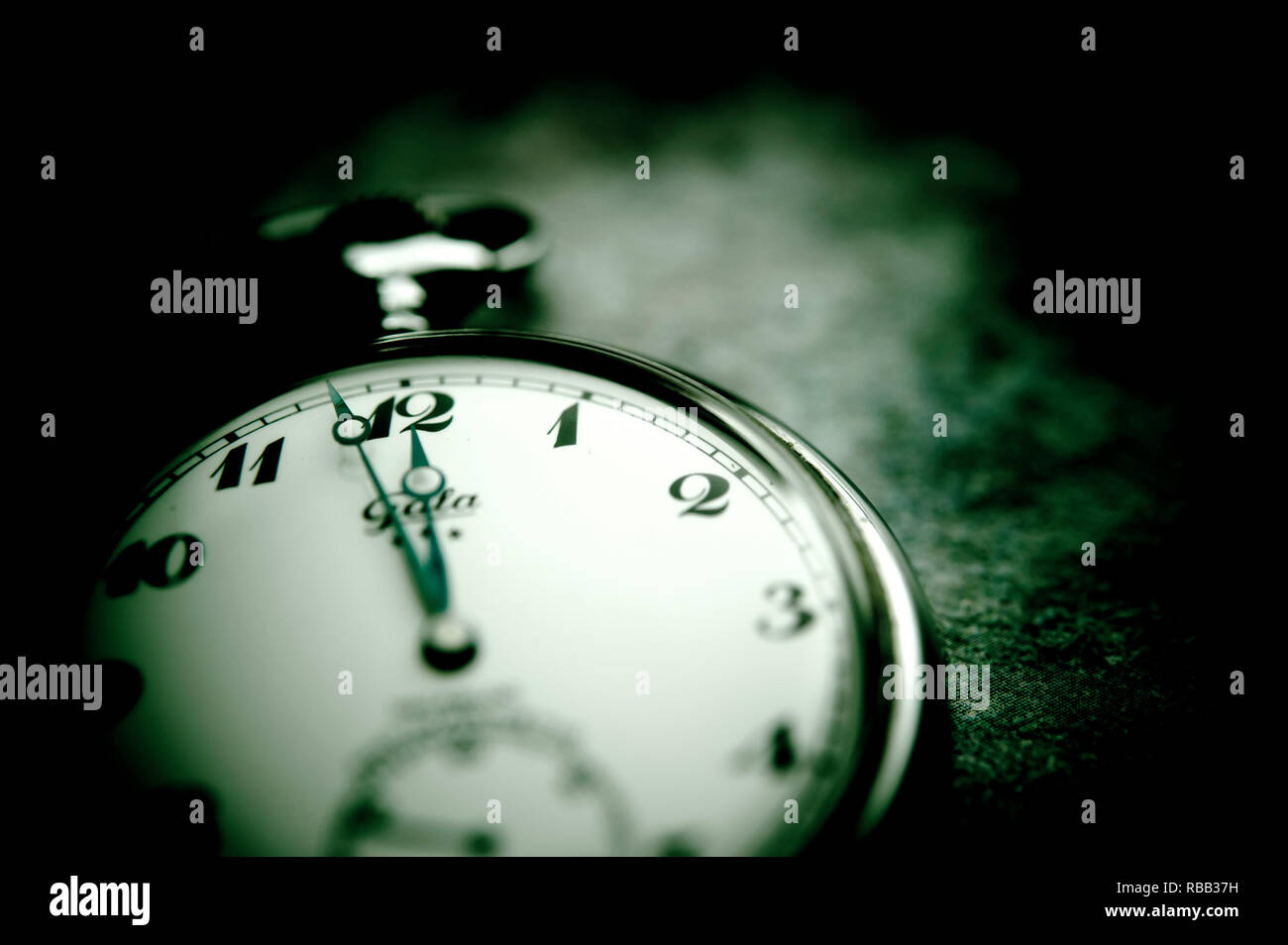 Tasche Uhr, zwei Minuten vor Mitternacht, Konzept für die Doomsday Clock Stockfoto